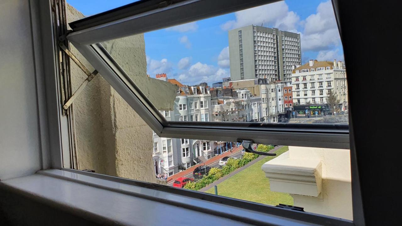 A Room With A View Brighton Eksteriør bilde A window in Brussels