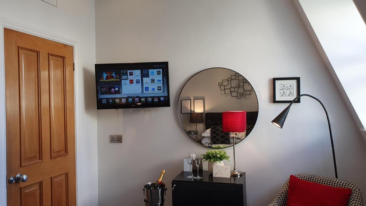 A Room With A View Brighton Eksteriør bilde A television mounted on a wall