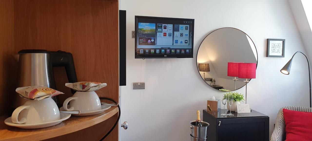 A Room With A View Brighton Eksteriør bilde A television with a built-in DVD player