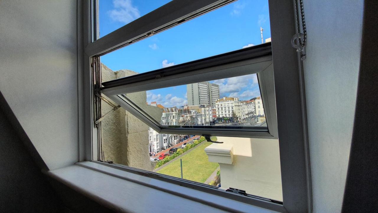 A Room With A View Brighton Eksteriør bilde A fully open fully reversible window