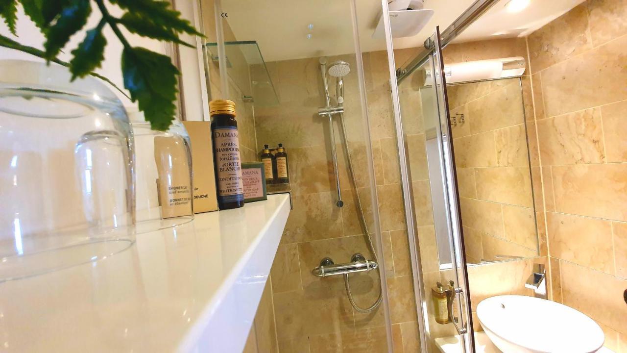 A Room With A View Brighton Eksteriør bilde A shower with a sliding door