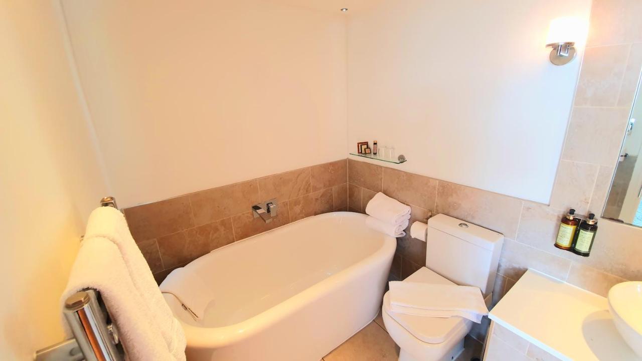A Room With A View Brighton Eksteriør bilde A modern Japanese bathroom