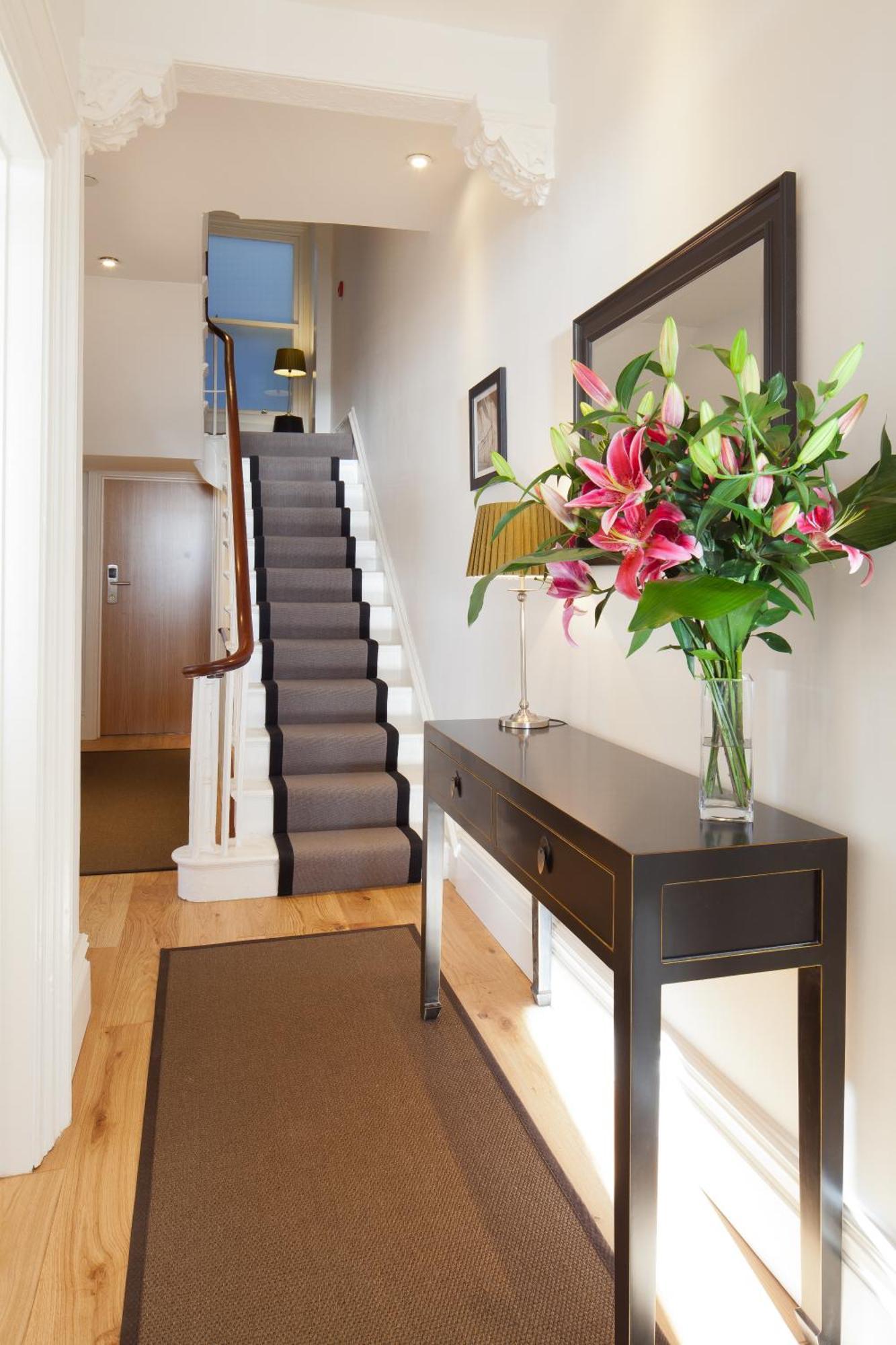 A Room With A View Brighton Eksteriør bilde A modern console table