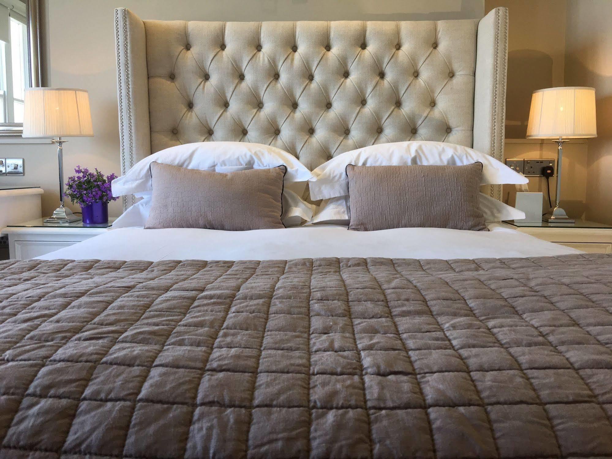 A Room With A View Brighton Eksteriør bilde A bed with a tufted headboard